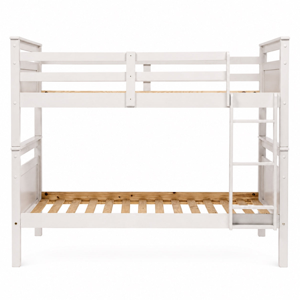 Camarote de madera en dormitorio infantil